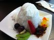 Helado con jelly de café, mango y fresa & popping de lychee